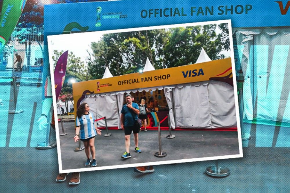 Fans Argentina beli souvenir Piala Dunia.