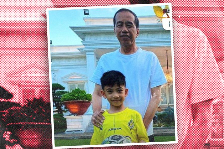 Di sela waktu senggangnya Presiden Jokowi menyempatkan bermain sepak bola bersama cucunya, Jan Ethes, Minggu (21/1/2024). (Dok. Instagram @jokowi/Grafis Jovi Arnanda/Skor.id)