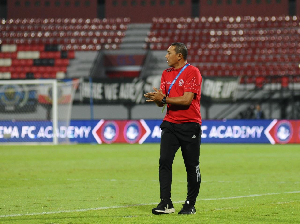 I Putu Gede Swisantoso saat masih mendampingi Arema FC dalam laga Liga 1 2023-2024. Skor.id.jpg