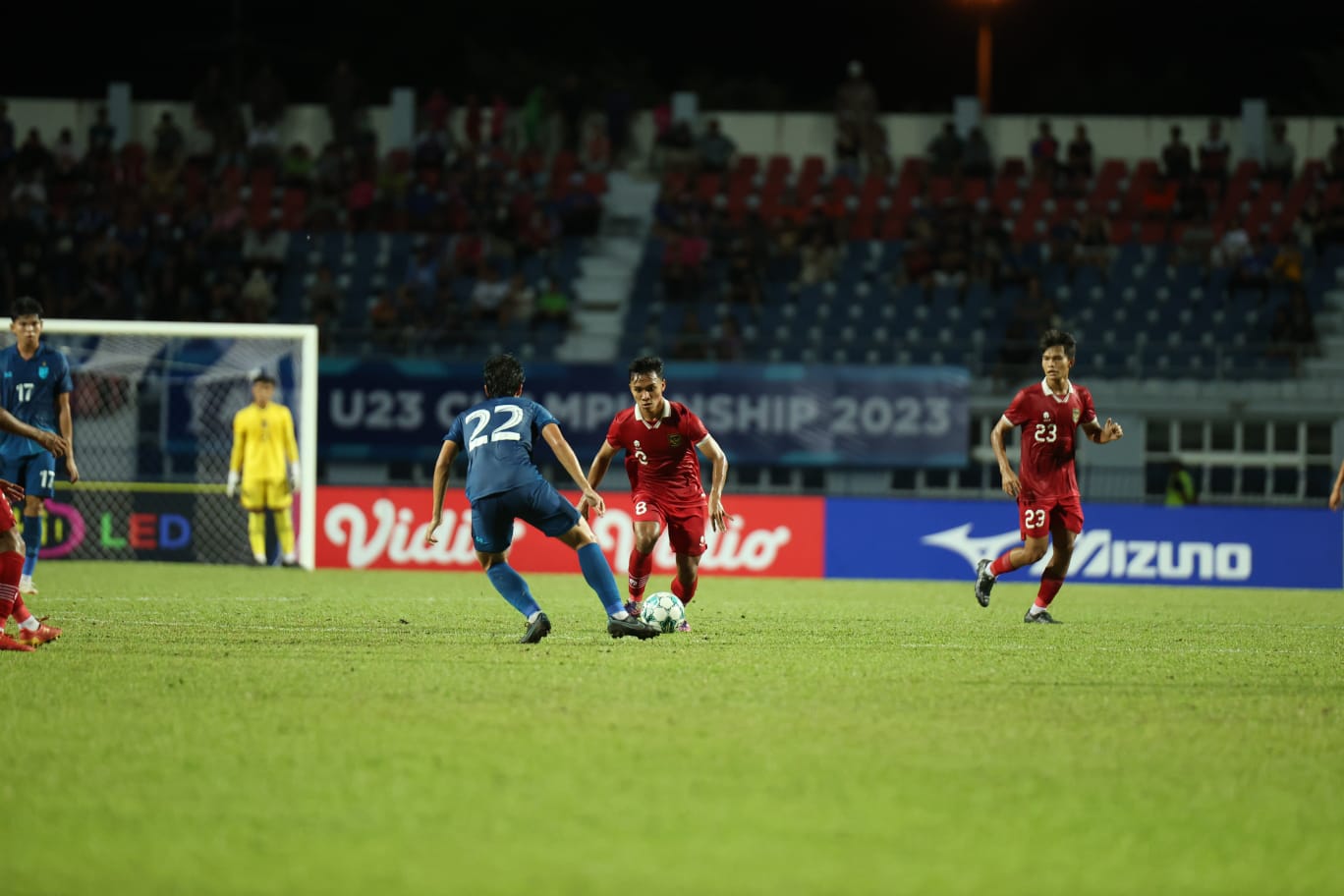 Aksi gelandang Arkha Fikri saat menguasai bola ketika Indonesia vs Thailand dalam semifinal Piala AFF U-23 2023., 24 Agustus 2023.