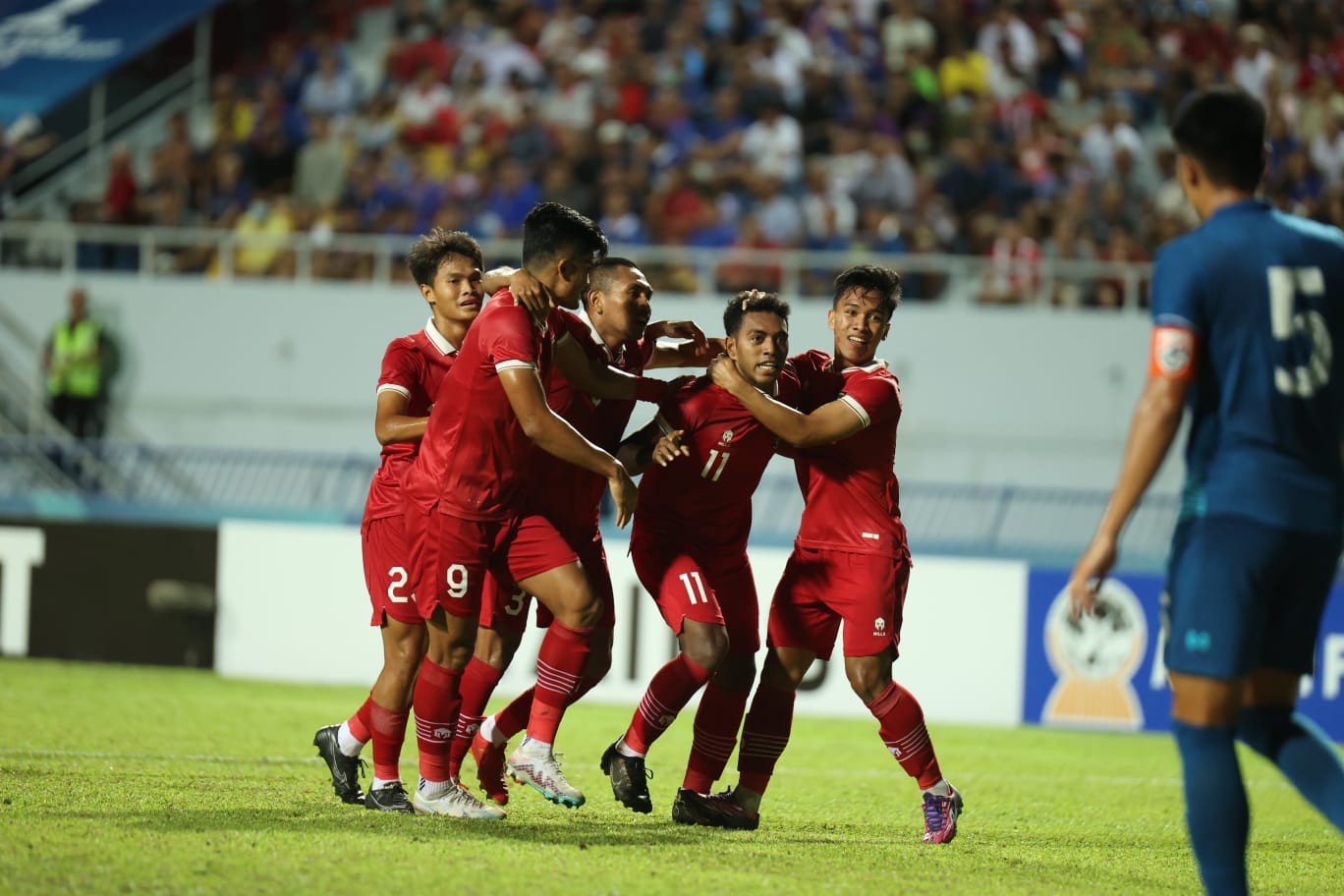 Suka cita para pemain Indonesia yaitu Ramadhan Sananta, Rifky Dwi Septiawan, Frengky Missa, Jeam Kelly Sroyer, dan Arkhan Fikri saat rayakan gol ke gawang Thailand dalam semifinal Piala AFF U-23 2023, 24 Agustus 2023.  