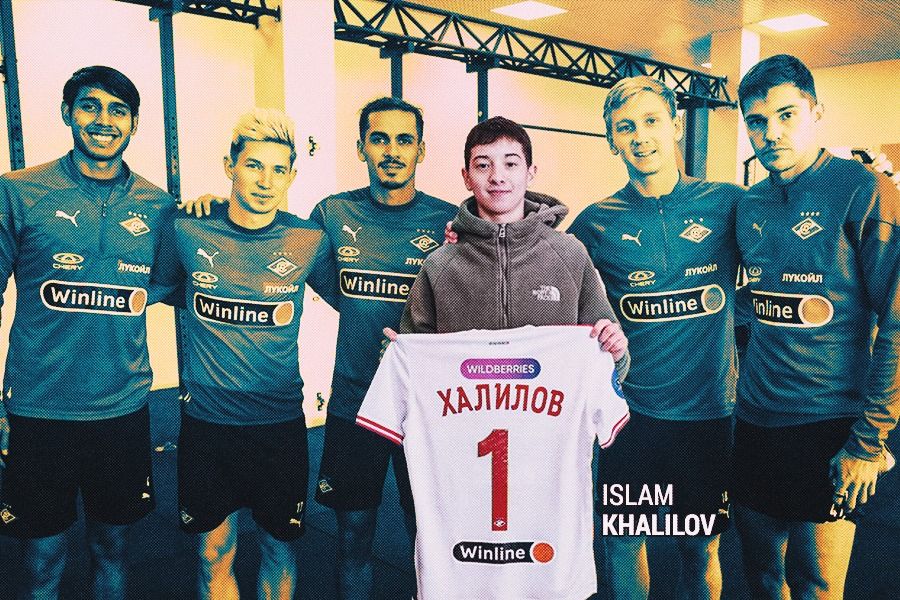 Islam Khalilov, memperlihatkan kaus Spartak Moscow saat bertemu dengan para pemain senior klub besar Rusia tersebut. (Rahmat Ari Hidayat/Skor.id).