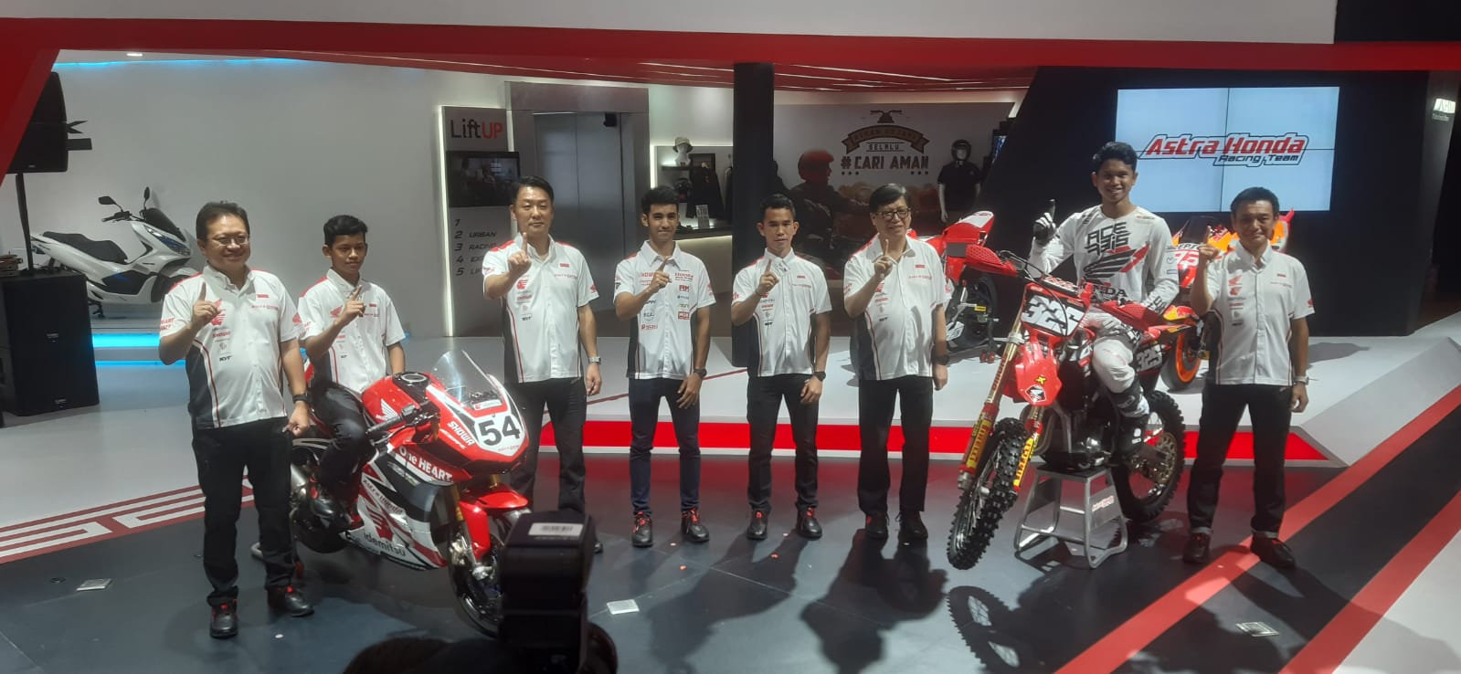Jajaran PT Astra Honda Motor berpose bersama pada pembalap Astra Honda Racing Team yang akan tampil dalam berbagai ajang nasional maupun dunia (Kunta Bayu Waskita/Skor.id)