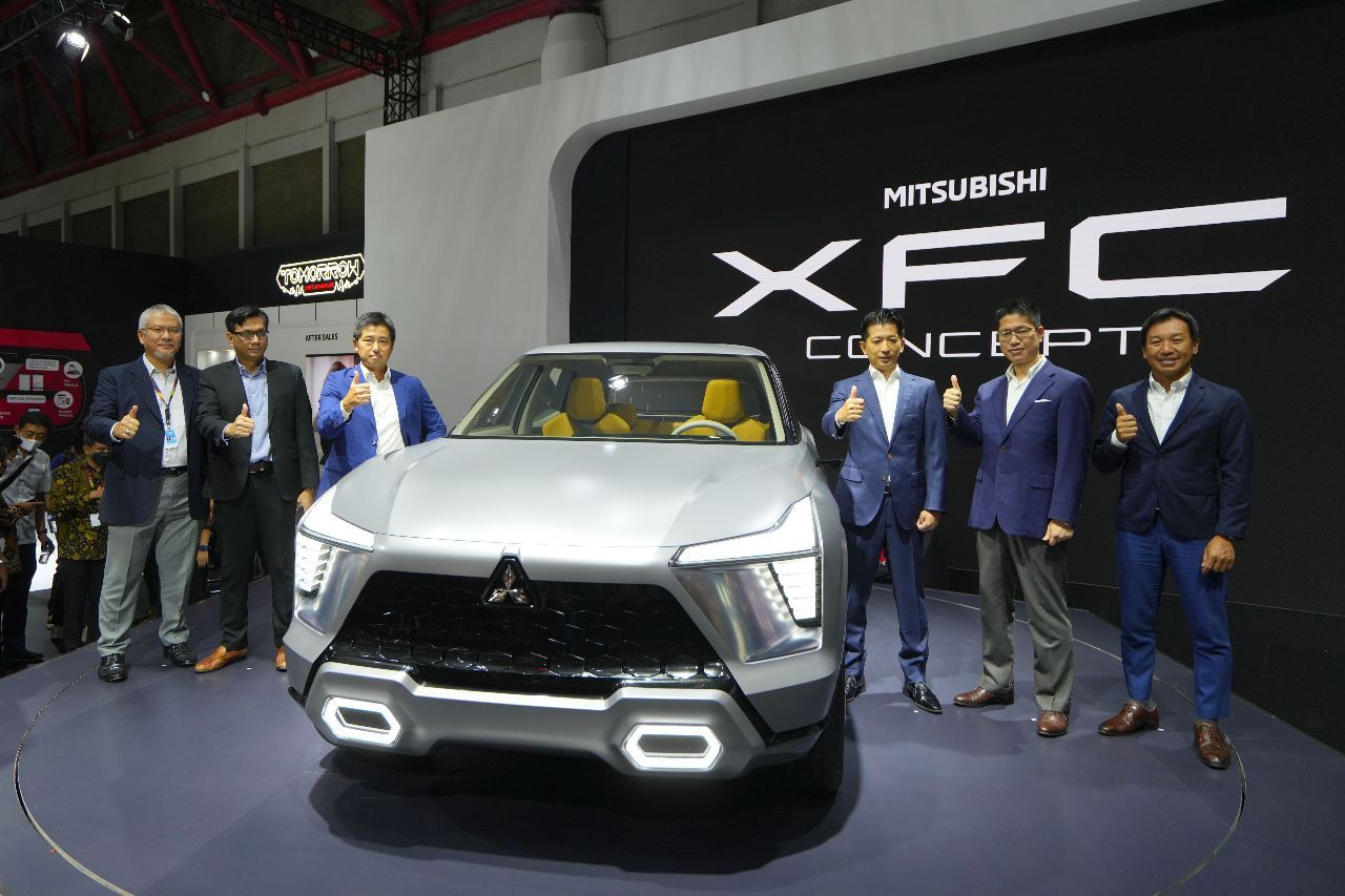 Jajaran PT MMKSI berpose bersama Mitsubishi XFC Concept di booth Mitsubishi IIMS 2023 (Dok. MMKSI)