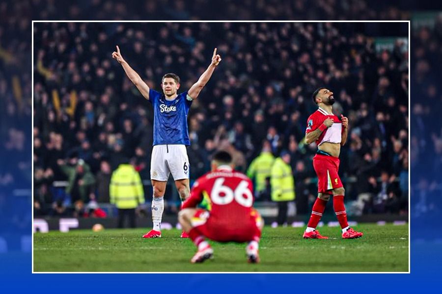 James Tarkowski (kiri) merayakan hasil imbang 2-2 yang diraih Everton lawan Liverpool, dalam laga Liga Inggris 2024-2025, Kamis (13/2/2025) dini hari WIB. (Rahmat Ari Hidayat/Skor.id).