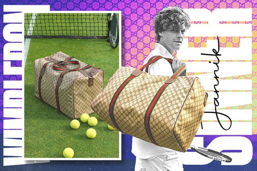 Petenis muda Italia Jannik Sinner dengan tas Gucci-nya mendobrak tradisi di Wimbledon pada tahun ini. (M. Yusuf/Skor.id)