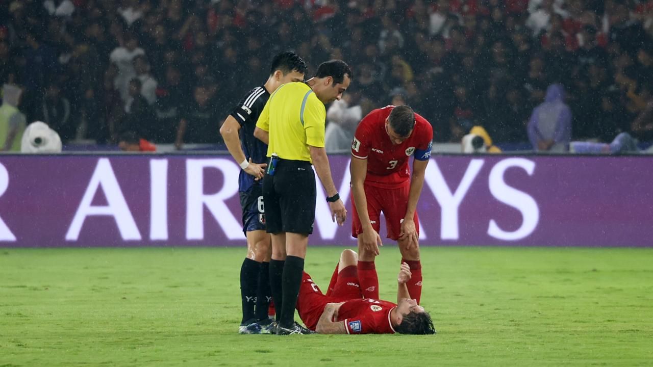 Jay Idzes dan Wataru Endo mengecek kondisi Kevin Diks (Timnas Indonesia vs Jepang). (Mario Sonatha untuk Skor.id)
