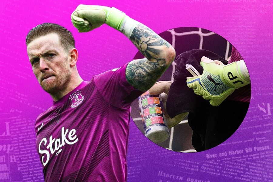 Jordan Pickford dengan 'contekannya' berhasil meredam bola penalti Erling Haaland yang membuat Everton imbang 1-1 lawan Manchester City, Kamis (26/12/2024) malam WIB. (Rahmat Ari Hidayat/Skor.id).