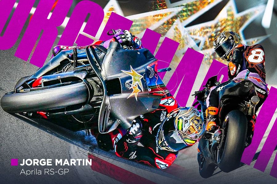 Juara dunia MotoGP 2024 Jorge Martin saat menikung dengan motor barunya, Aprilia RS-GP, dalam tes resmi MotoGP di Sirkuit Barcelona, Spanyol. (M. Yusuf/Skor.id) 