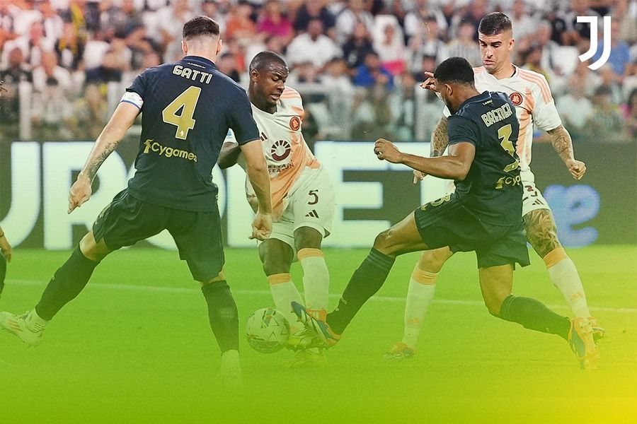 Dua bek tengah Juventus, Federico Gatti dan Bremer coba menghentikan serangan pemain AS Roma pada laga Liga Italia 2024-2025.
