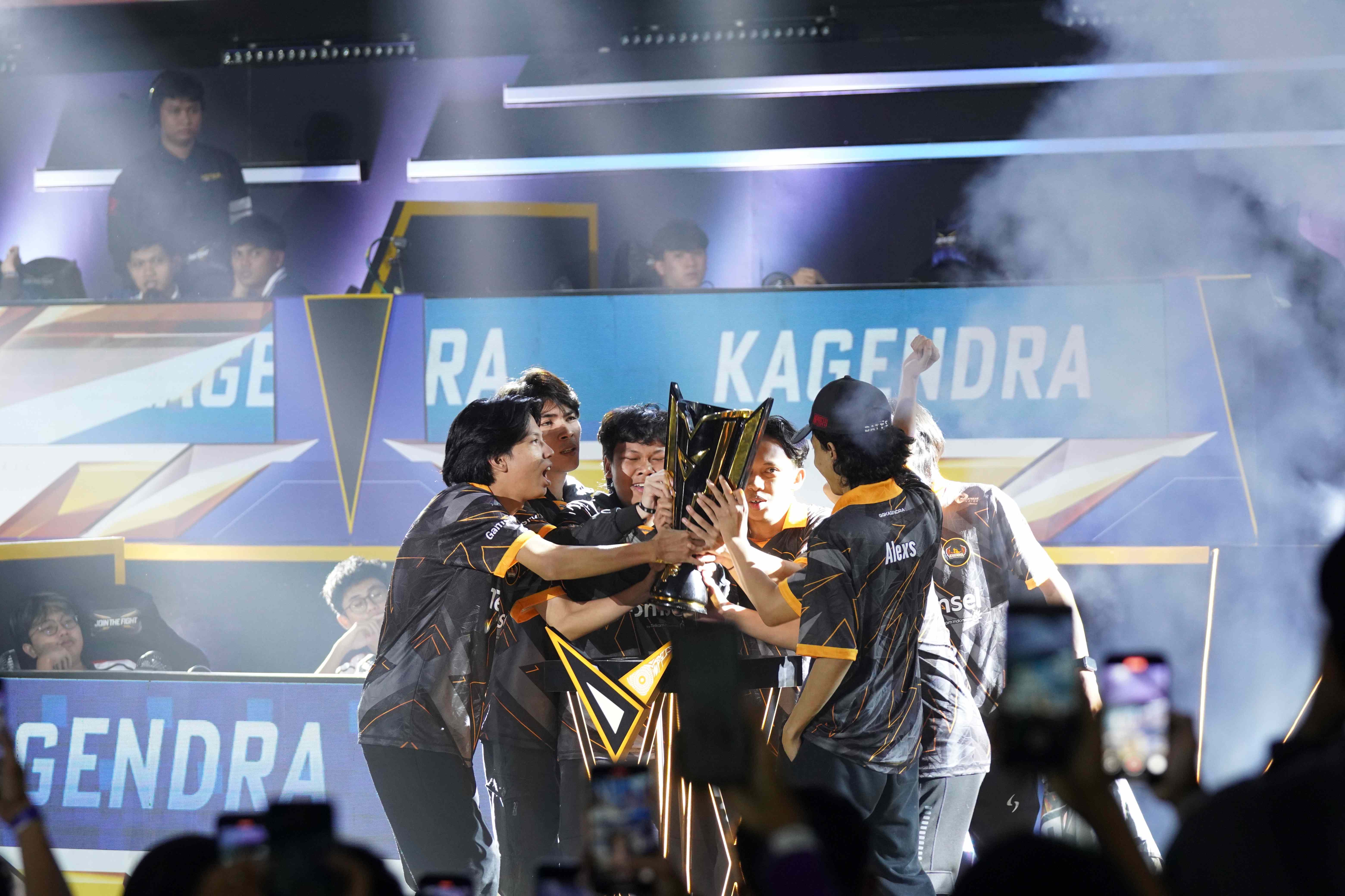 Kagendra Mengangkat Piala FFNS Fall 2025. (Garena)