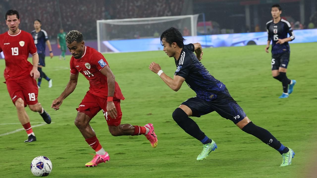 Kaoru Mitoma vs Yakob Sayuri (Timnas Indonesia vs Jepang). (Mario Sonatha untuk Skor.id)