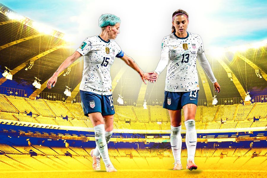 Bintang tim putri AS Megan Rapinoe (kiri) bersama Alex Morgan usai laga melawan Portugal di Grup E Piala Dunia Wanita 2023. Rapinoe dituding duri dalam daging tim AS. (Rahmat Ari H/Skor.id)