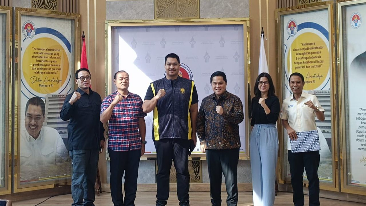 Menpora, Dito Ariotedjo, Ketum PSSI Erick Thohir dan jajarannya setalah penandatanganan nota kesepahaman perjanjian kerja sama untuk Piala Dunia U-17 2023. (Nizar Galang/Skor.id)