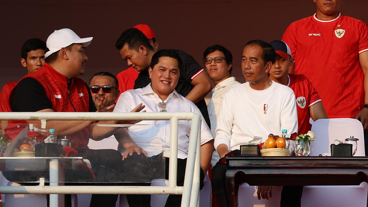 Ketum PSSI, Erick Thohir, Presiden RI, Joko Widodo, dan Menpora, Dito Ariotedjo. (Mario Sonatha untuk Skor.id)
