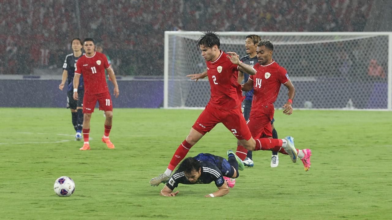 Kevin Diks vs Kaoru Mitoma (Timnas Indonesia vs Jepang). (Mario Sonatha untuk Skor.id)
