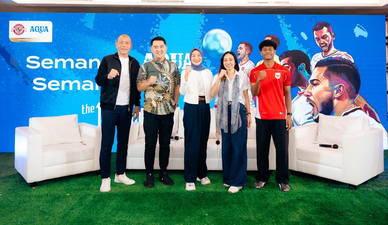 Nova Arianto, Pelatih Timnas U-17; Marsal Masita, Direktur Utama Garuda Sepakbola Indonesia (GSI); Vera Galuh Sugijanto, VP General Secretary Danone Indonesia; Adisti Nirmala, Marketing Director AQUA; dan Fadly Alberto, Pemain Timnas U-17. (AQUA)