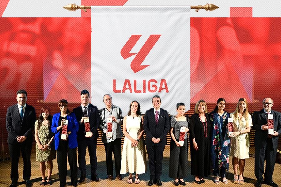 La Liga mendapatkan penghargaan dari Casa Asia karena memberikan kontribusi signifikan. (Foto: La Liga, Grafis: Kurniawan Yudhy/Skor.id).