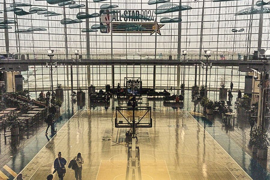 Lapangan bola basket serupa NBA All-Star Weekend 2024 dipasang di lobi Bandara Internasional Indianapolis, Amerika Serikat. (Jovi Arnanda/Skor.id)