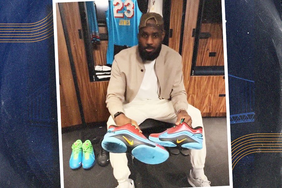 Bintang bola basket Los Angeles Lakers LeBron James memamerkan sepatu Nike LeBron 22 “Captain Planet” yang seharusnya ia pakai di NB All-Star Game 2025, Minggu (16/2/2025). (Jovi Arnanda/Skor.id)