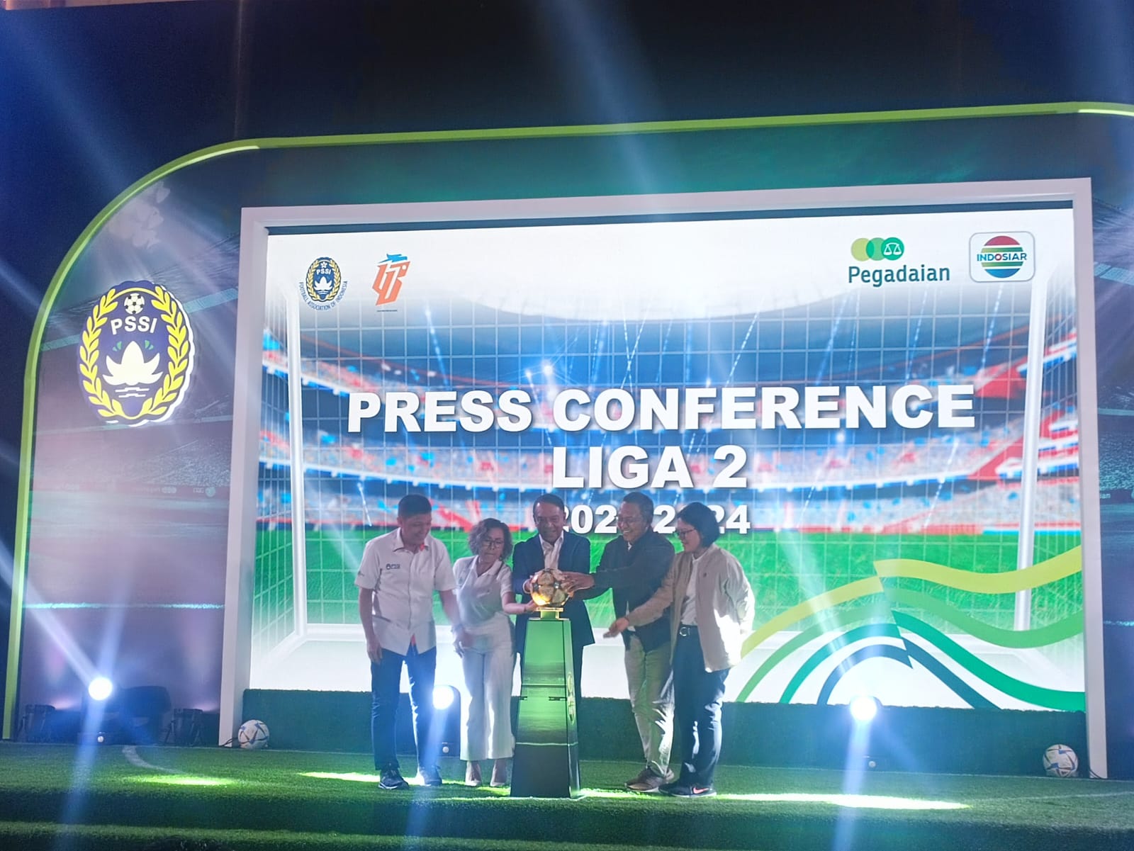 PT LIB dan PSSI melakukan konferensi pers terkait bergulirnya Liga 2 2023-2024 di Kantor Pusat Pegadaian, Jakarta Pusat, Selasa (5/9/2023). (Nizar Galang/Skor.id)