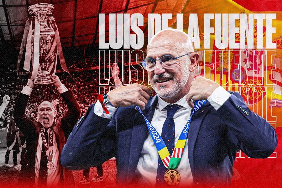 Pelatih Timnas Spanyol, Luis de la Fuente, dengan medali dan trofi saat merayakan gelar juara Euro 2024, Senin (15/7/2024) dini hari WIB. (Dede Sopatal Mauladi/Skor.id).