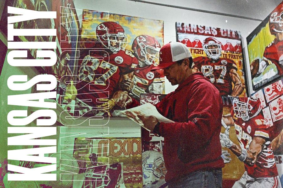Lukisan sejumlah sosok penting Kansas City Chiefs memenuhi studio seni Anthony Oropeza. (Jovie Arnanda/Skor.id)