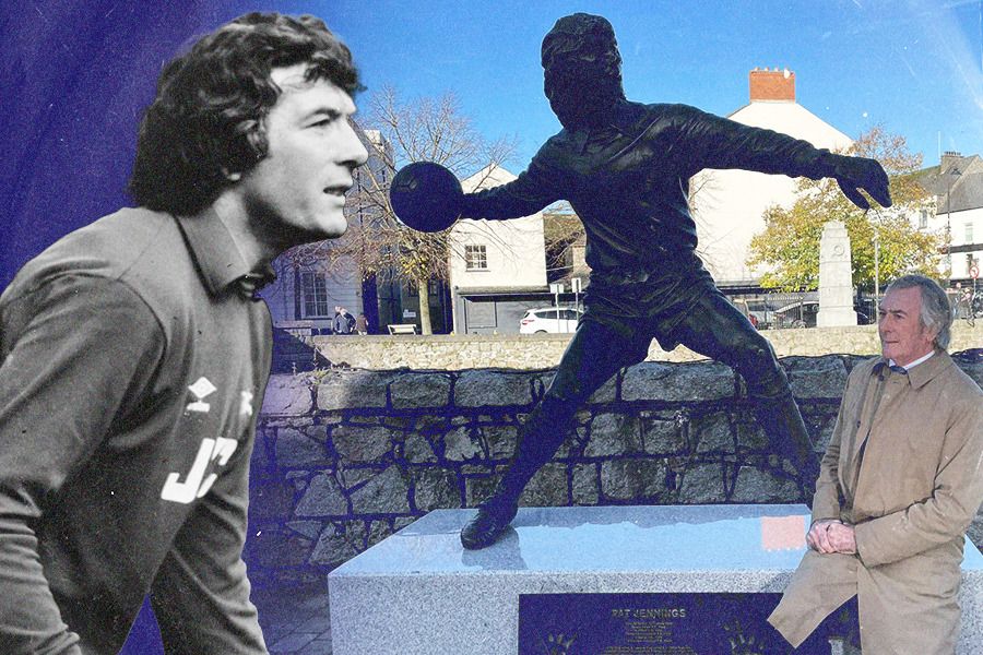 Mantan kiper legendaris Irlandia Utara Pat Jennings mengapresiasi patung dirinya. (Jovi Arnanda/Skor.id) 