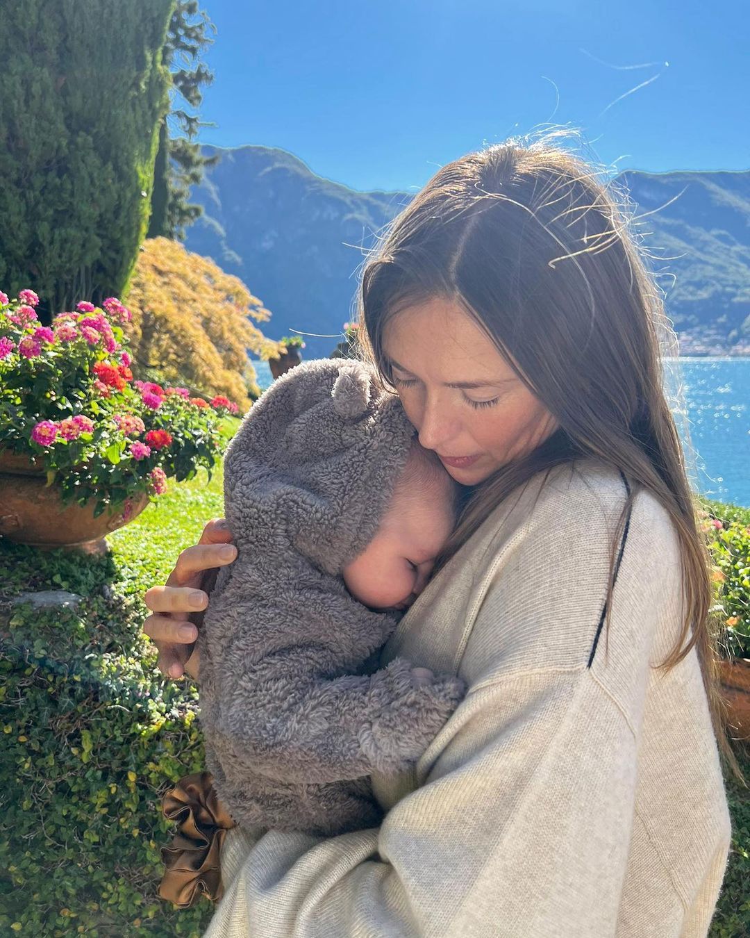 Maria Sharapova menggendong buah hatinya, Theodore, yang lahir tahun lalu (Dok. Instagram @mariasharapova).