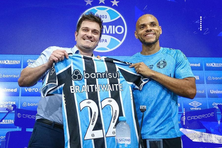 Pendapatan Martin Braithwaite (kanan) baru saja bergabung dengan klub asal Brasil, Gremio di luar sepak bola menjadikannya salah satu pesepak bola terkaya di dunia. (Rahmat Ari Hidayat/Skor.id)   