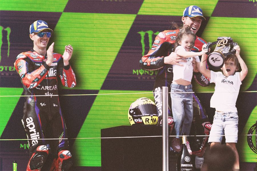 Maverick Vinales dan Aleix Espargaro di podium MotoGP Catalunya 2023. (Rahmat Ari Hidayat/Skor.id)