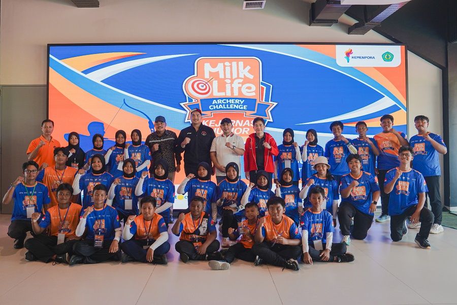 Menpora Dito Ariotedjo bersama peserta Kejurnas Junior Milklife Archery Challenge. (PR Megapro)