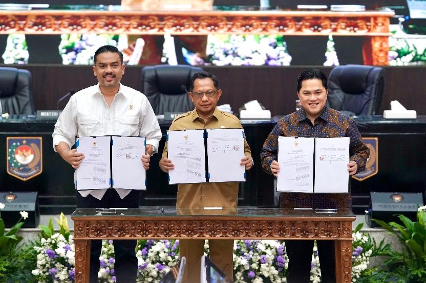 Penandatanganan MoU Tiga Kementerian untuk sarana dan prasarana olahraga. (Kemenpora)