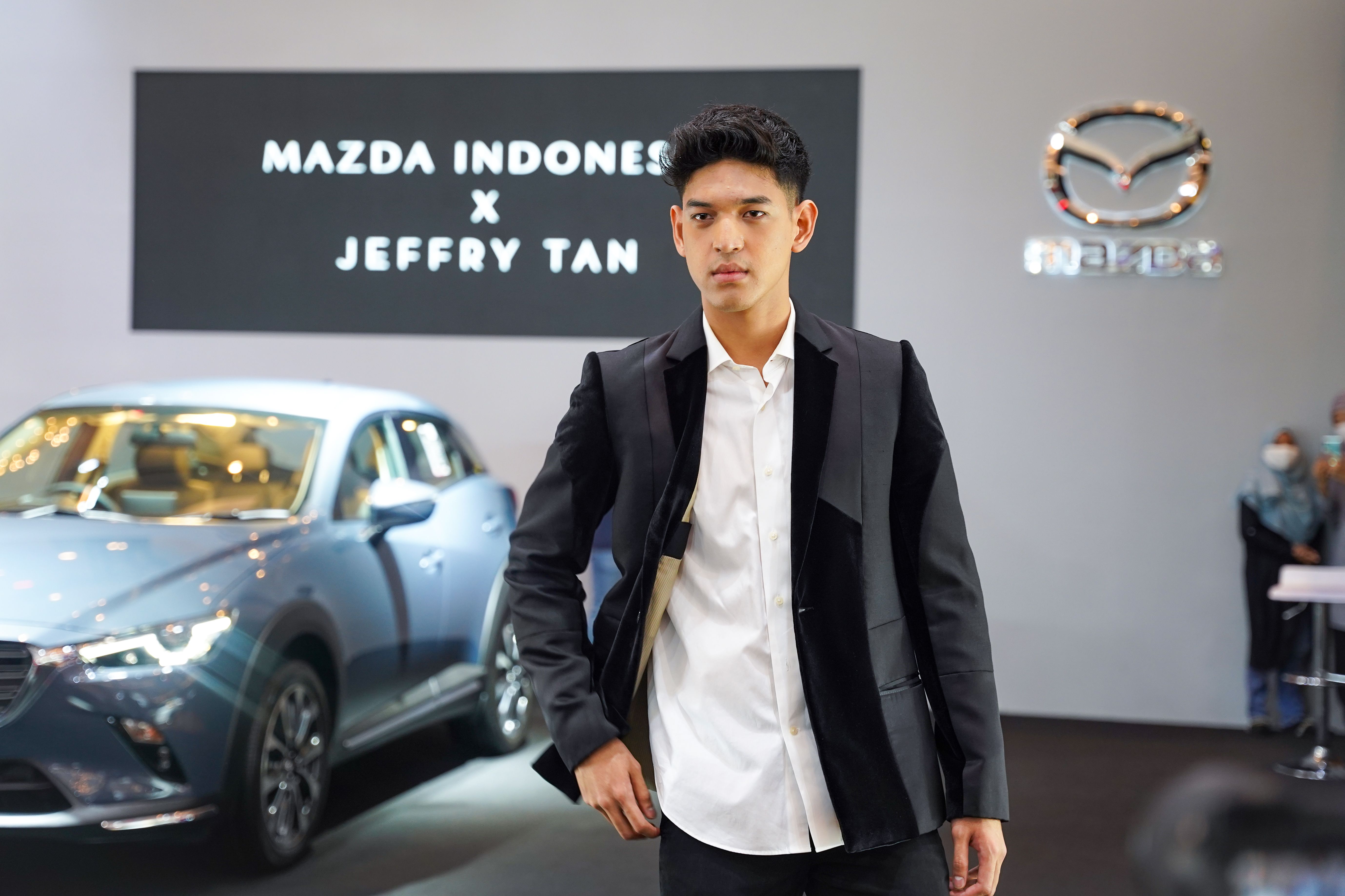 Model mengenakan Mazda Takumi Jacket hasil kolaborasi Mazda Indonesia x Jeffry Tan (Dok. Mazda Indonesia)
