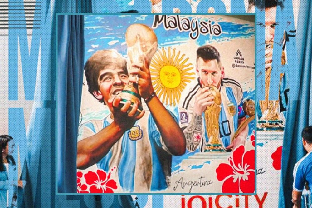 Mural dua legenda sepak bola Argentina, Diego Maradona dan Lionel Messi, diharapkan mampu menghidupkan semangat generasi muda di Malaysia. (Hendy AS/Skor.id)