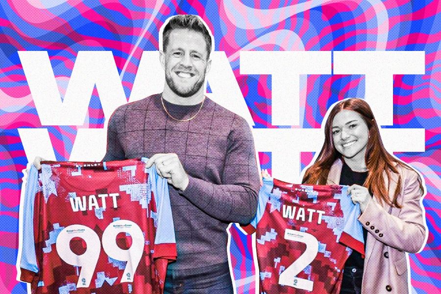JJ Watt dan istri Kealia Watt memegang jersey Burnley setelah mengumumkan investasi mereka di klub itu, (Dede Mauladi/Skor.id) 