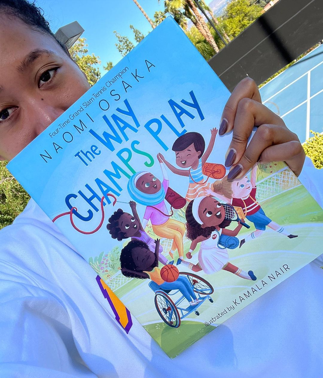 Petenis Naomi Osaka memamerkan buku cerita anak-anak yang menjadi karya debutnya sebagai penulis (Dok. Instagram @naomiosaka).  