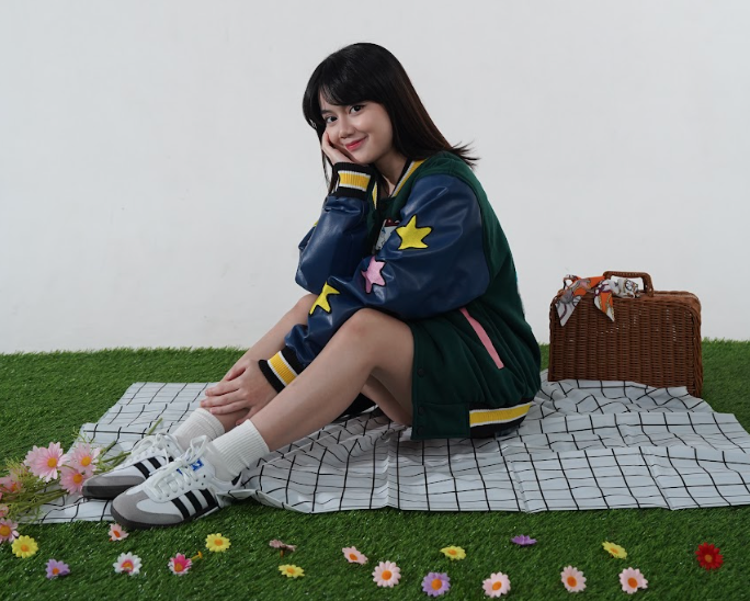 ONIC Kayess dalam balutan jaket varcity koleksi fashion ONIC Esports