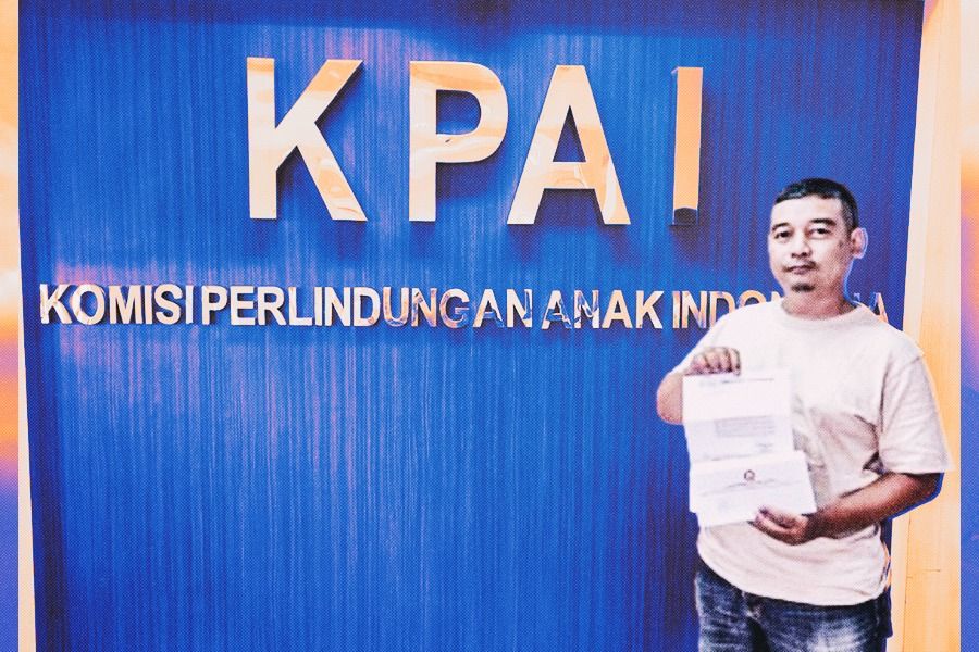 Oktarianto Budhi Kartiko selaku perwakilan orangtua dari para pebasket muda Airone, menunjukkan surat permohonan kepada KPAI. (Rahmat Ari Hidayat/Skor.id). 