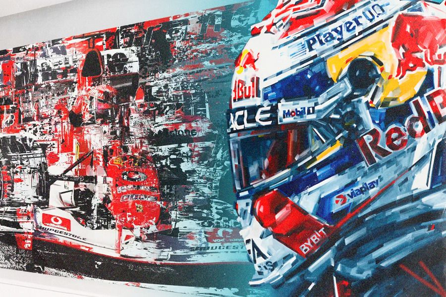 Seniman asal Brooklyn, Amerika Serikat, Michael Kagan, menggambarkan para pembalap Formula 1 sebagai manusia super lewat pahatan di lukisannya. (Jovi Arnanda/Skor.id)