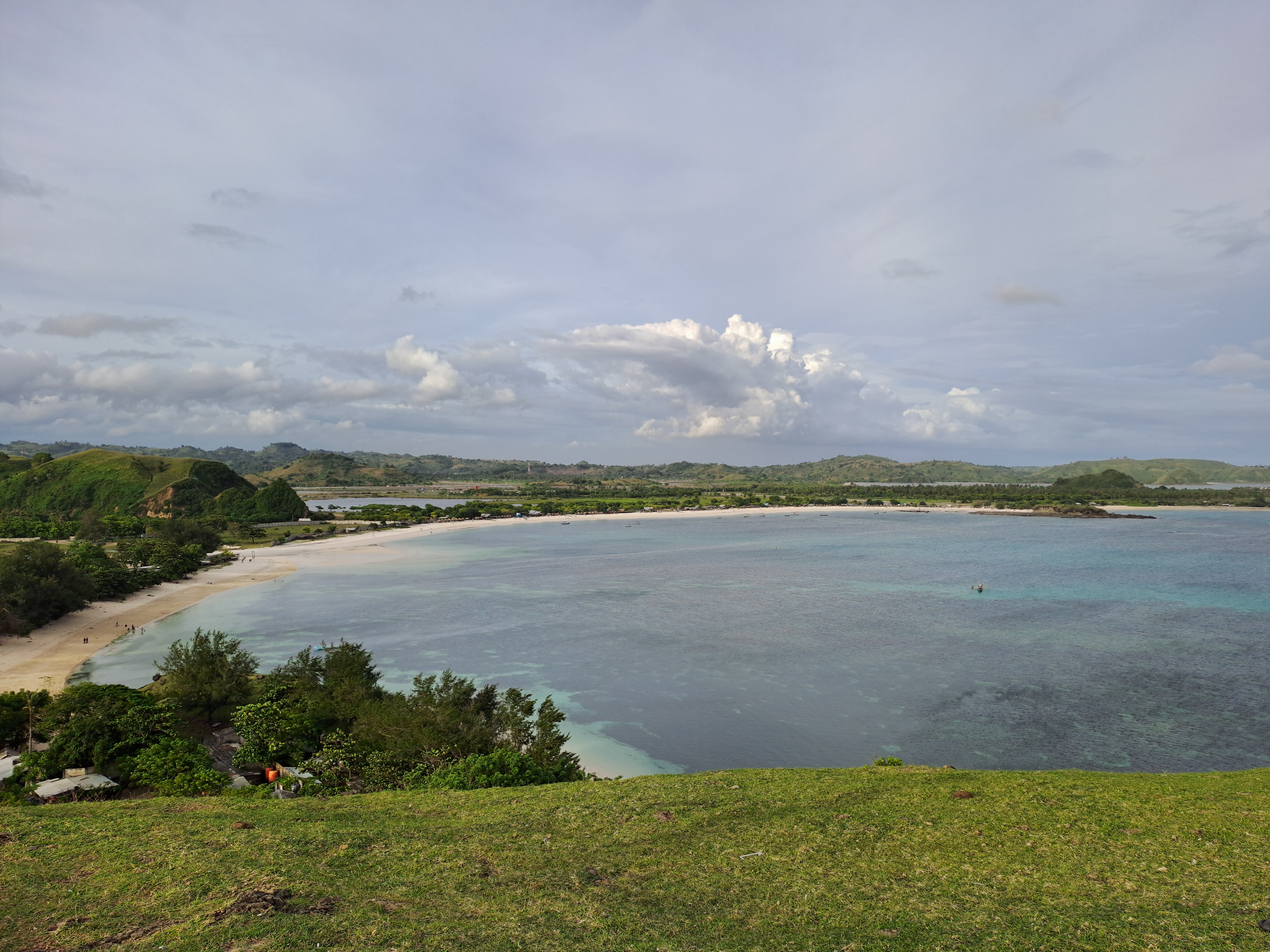 Menikmati Pantai Terindah di Lombok Dekat Sirkuit Mandalika