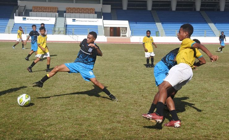 Aksi para pemain Papua Football Academy saat internal game di Stadion Mimika Sport Complex pada 10 Februari 2023.