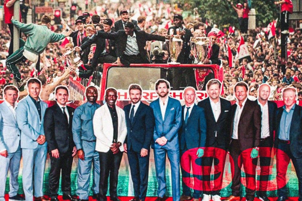 Para pemain Man United saat merayakan treble pada 1999 dan foto bawah sebagian anggota skuad yang hadir saat premier film dokumenter 99. (Hendy AS/Skor.id)