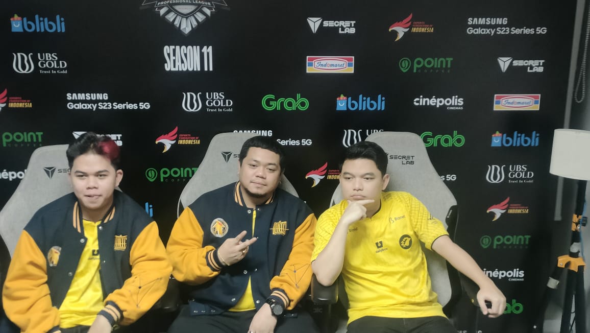 Para punggawa ONIC Esports, Sanz, Coach Yeb, dan Coach Adi (ki-ka).