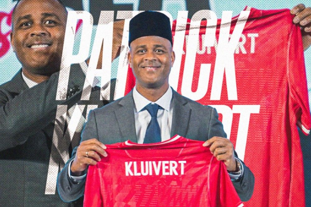 Patrick Kluivert diperkenalkan langsung sebagai pelatih kepala Timnas Indonesia di Jakarta, 12 Januari 2025. (Foto: Firas Naufal/Grafis: Hendy Andika/Skor.id)