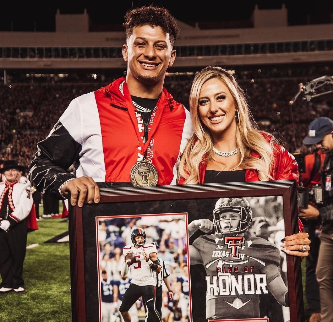Patrick Mahomes, didampingi sang istri Brittany Lynne, menerima penghargaan Texas Tech University's Ring of Honor (Dok. Instagram @brittanylynne).