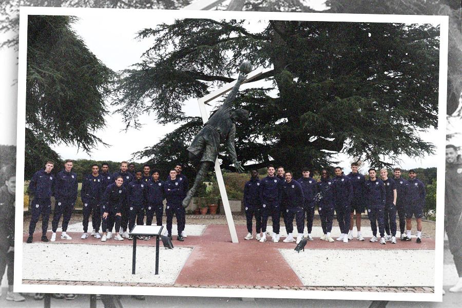 Para pesepak bola Timnas Inggris berpose di dekat patung Arthur Wharton di St George’s Park National Football Centre. (Jovi Arnanda/Skor.id)