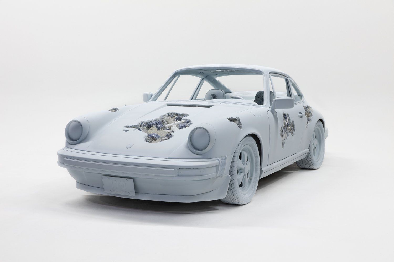 Patung Porsche 911 yang terkikis karya Daniel Arsham (Dok. Petersen Automotive Museum).