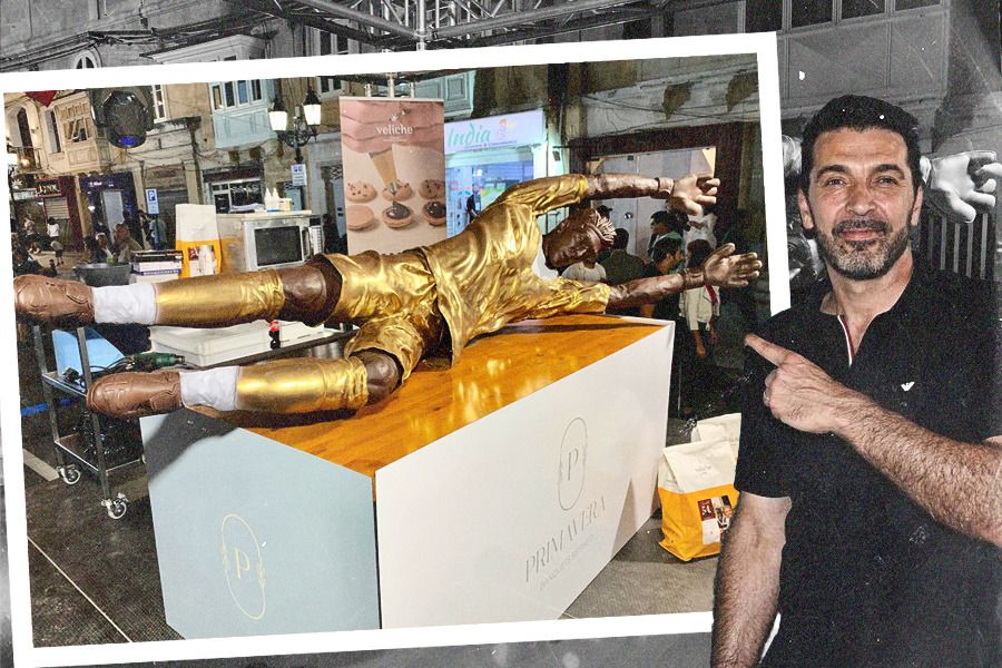 Mantan kiper top dunia Gianluigi Buffon sangat mengapresiasi hasil karya patung cokelat dirinya yang dibuat untuk acara  tahunan Festival Cokelat Hamrun di Malta. (Jovi Arnanda/Skor.id)