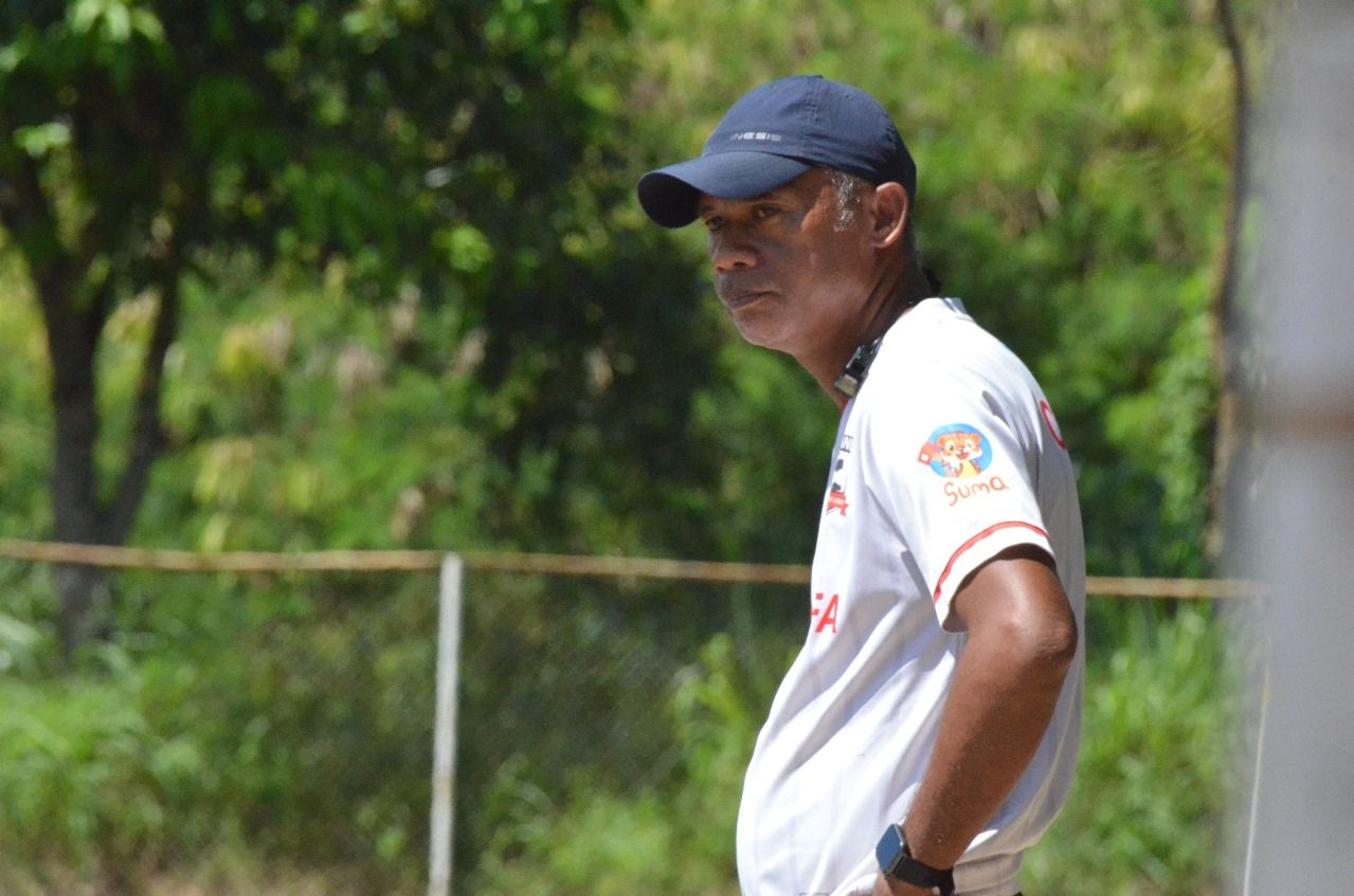 Pelatih Erlangga, Yulius Samuel di Liga TopSkor U-16 2024. (Nizar Galang/Skor.id)